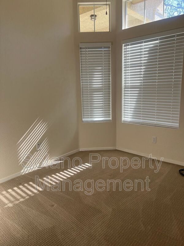 Building Photo - 480 Stern Dr