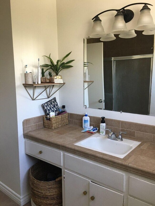 Building Photo - Beautiful upstairs 2 bedroom 1 bathroom ap...