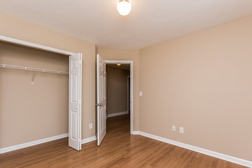 Building Photo - 2704 Lake Park Ridge E