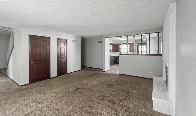 Building Photo - 3 Bed/2 Bath Condo with Garage / Pet-Friendly / Available Now!