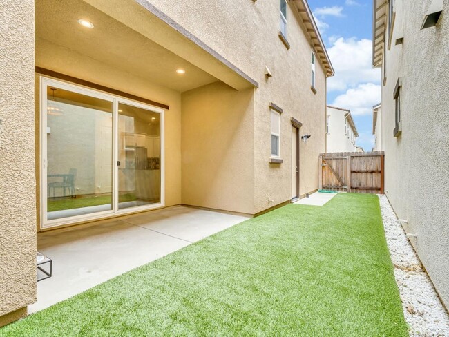Building Photo - Beautiful 2019 Built 3 bedrooms 2.5 bath!