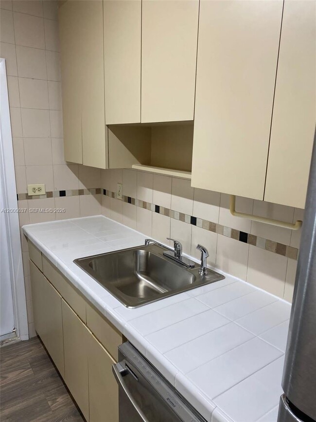 Building Photo - 824 84th St