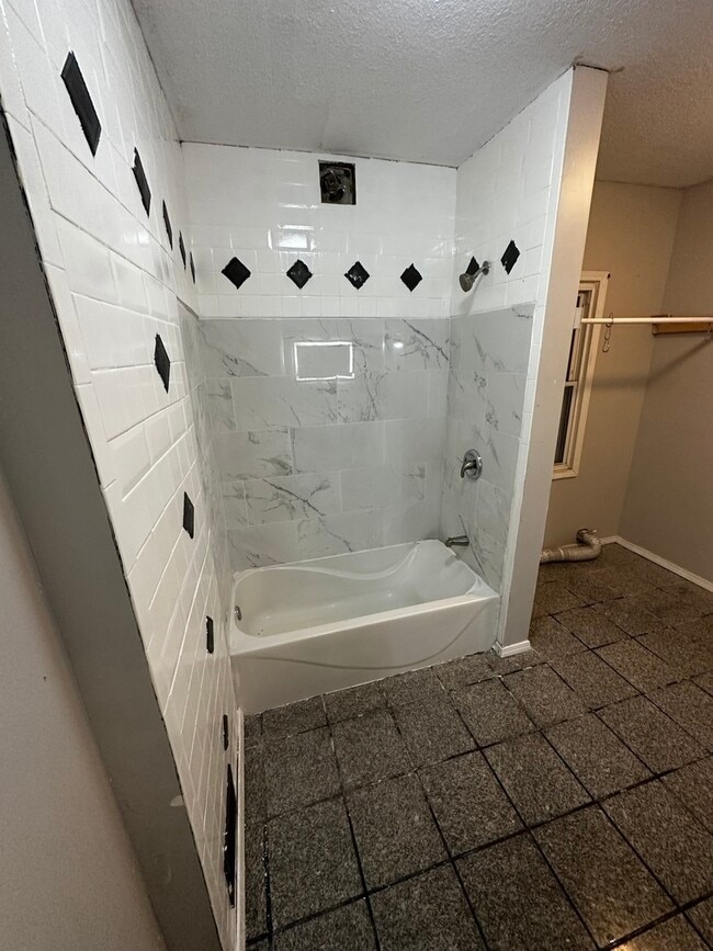 Building Photo - 435 S Poplar Ave