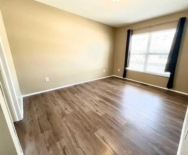 Building Photo - 15650 Stone Crossing Dr