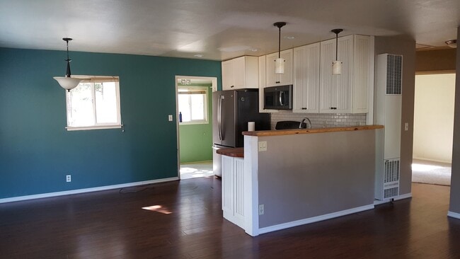 Building Photo - Cozy and clean home in the county near the...