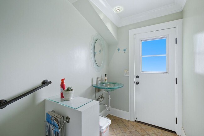 Building Photo - Fully Furnished 3 Bed 2.5 Bath Single Fami...