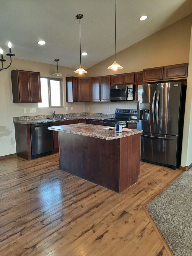 Building Photo - 4 BED | 3 BATH | DOUBLE GARAGE | MALL RIDGE