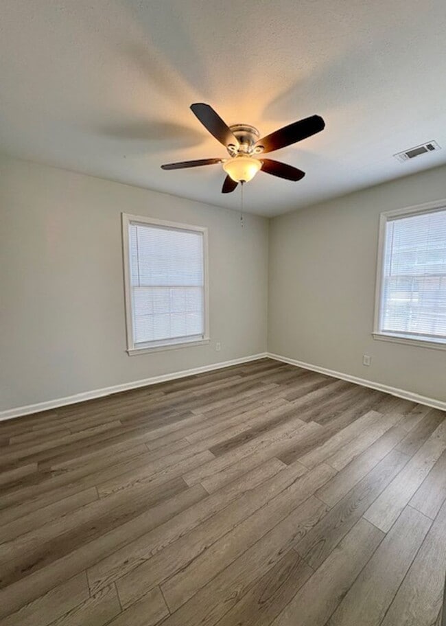 Building Photo - Charming Three Bedroom Duplex on Harborvie...