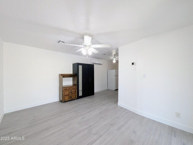 Building Photo - 2443 E Earll Dr