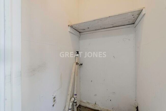 Building Photo - 2500 Putnam St