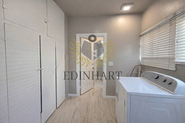 Building Photo - 1105 N College Ave