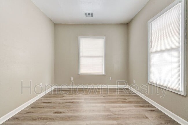 Building Photo - 2105 N Lottie Ave