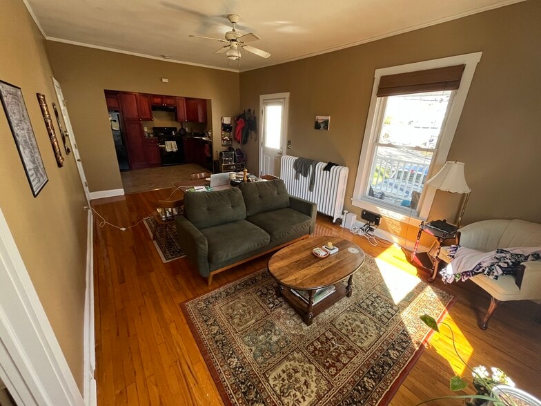 Building Photo - 107 Center St