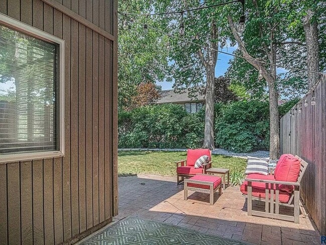 Building Photo - Charming 3-Bedroom Twin Home — 904?E?Jane?...