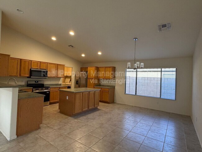 Building Photo - 15847 W Saguaro Ln