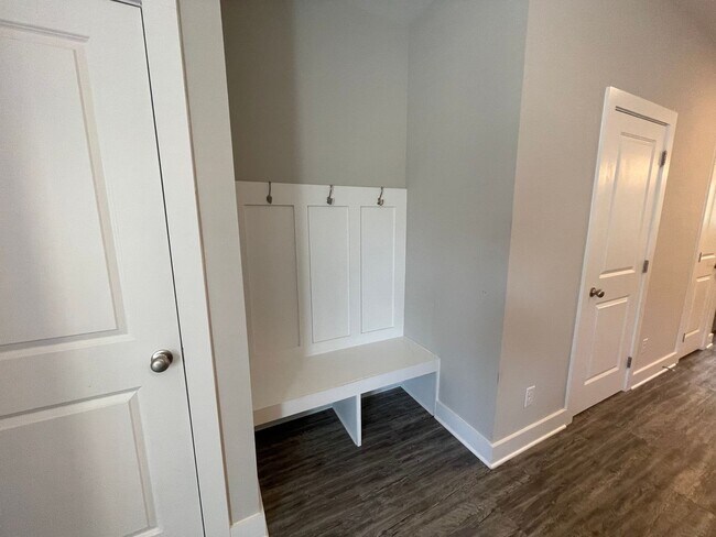 Building Photo - Gorgeous Townhome-English Commons