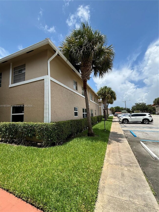 Primary Photo - 824 Twin Lakes Dr