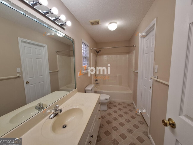 Building Photo - 204 Westcliff Center St