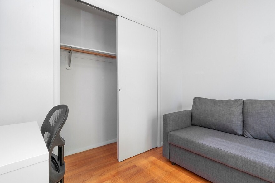 Building Photo - 224 E 95th St