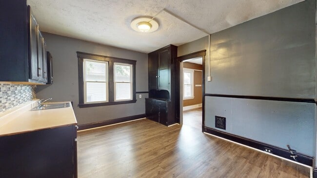 Building Photo - 4104 Clybourne