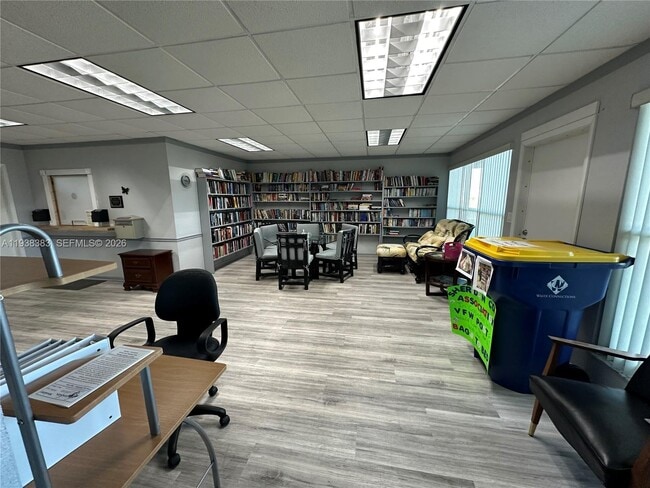 Building Photo - 2420 Park Ln