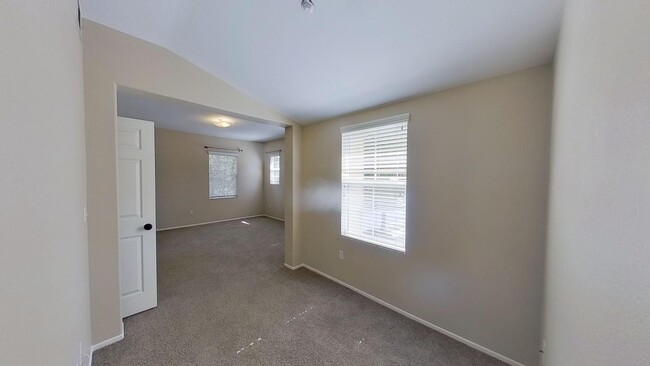 Building Photo - Spacious 1 Bed 1 Bath Condo in Irvine!