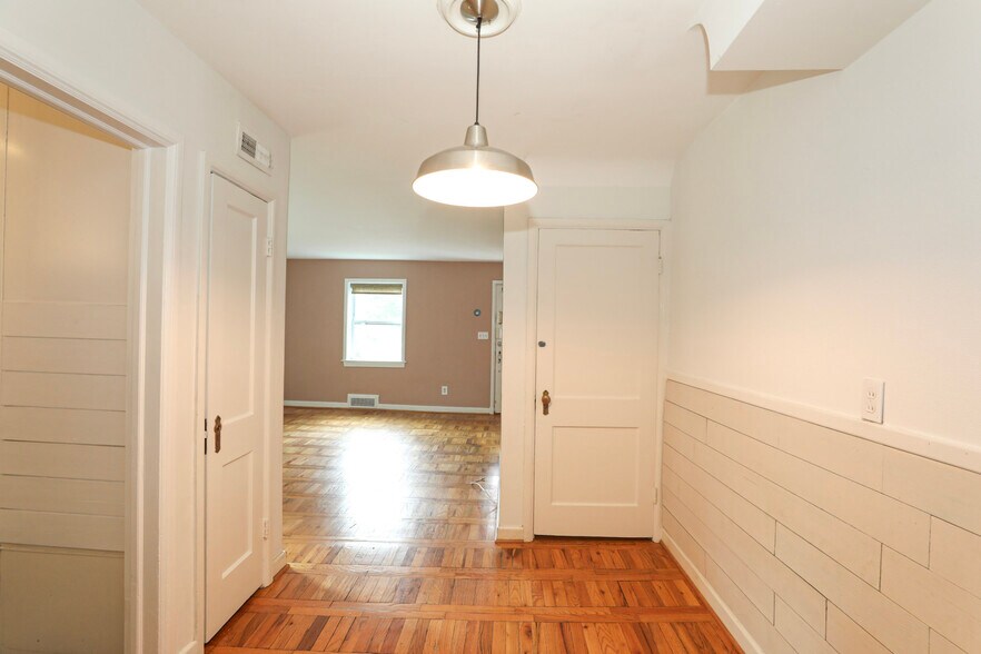 Building Photo - 817 S Irving St