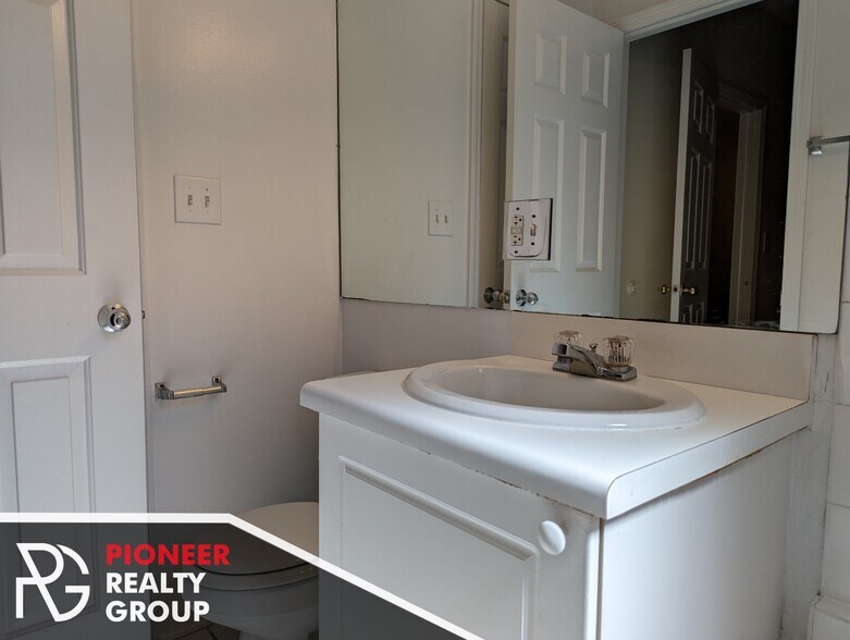 Building Photo - 914 W Dakin St