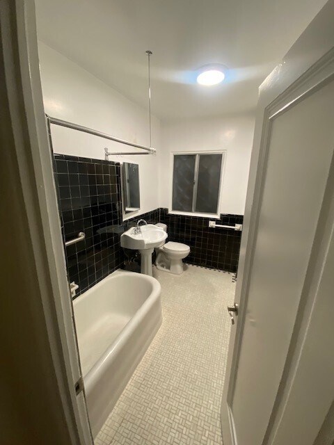 Building Photo - 152 S Sycamore Ave