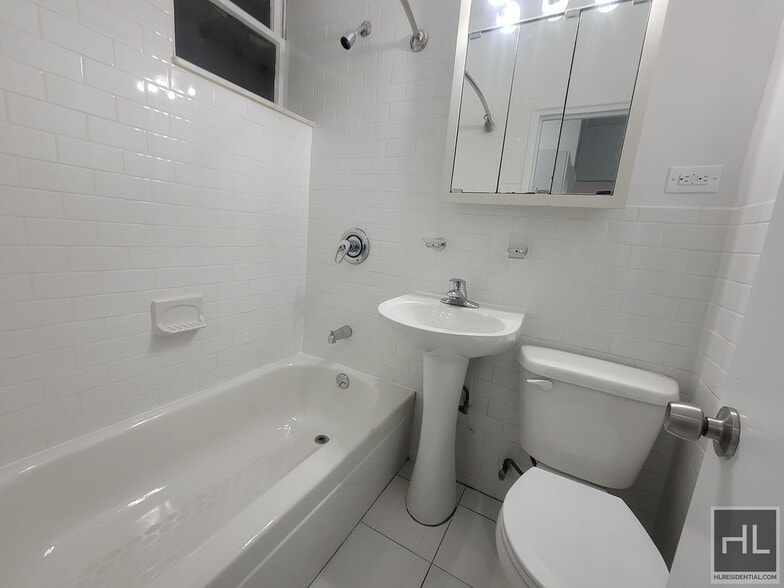 Building Photo - E 89 St Avail. NOW - Close by 4/5/6/Q, Who...
