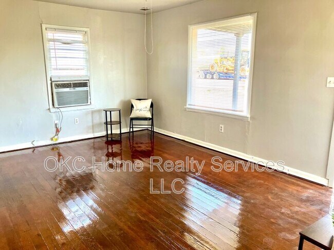 Building Photo - 137 SE 1st St