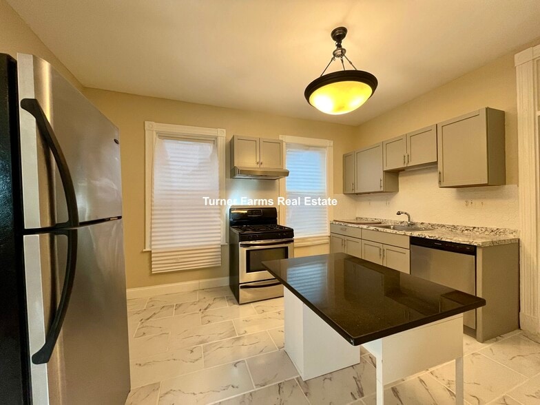 Building Photo - 10 Bucknam St