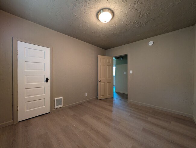 Building Photo - Great 3 bed/1bath home in Springfield!