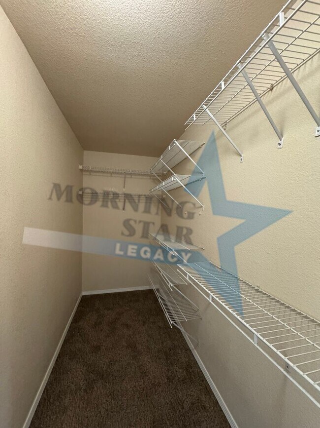 Building Photo - LARGE 4 bed home!