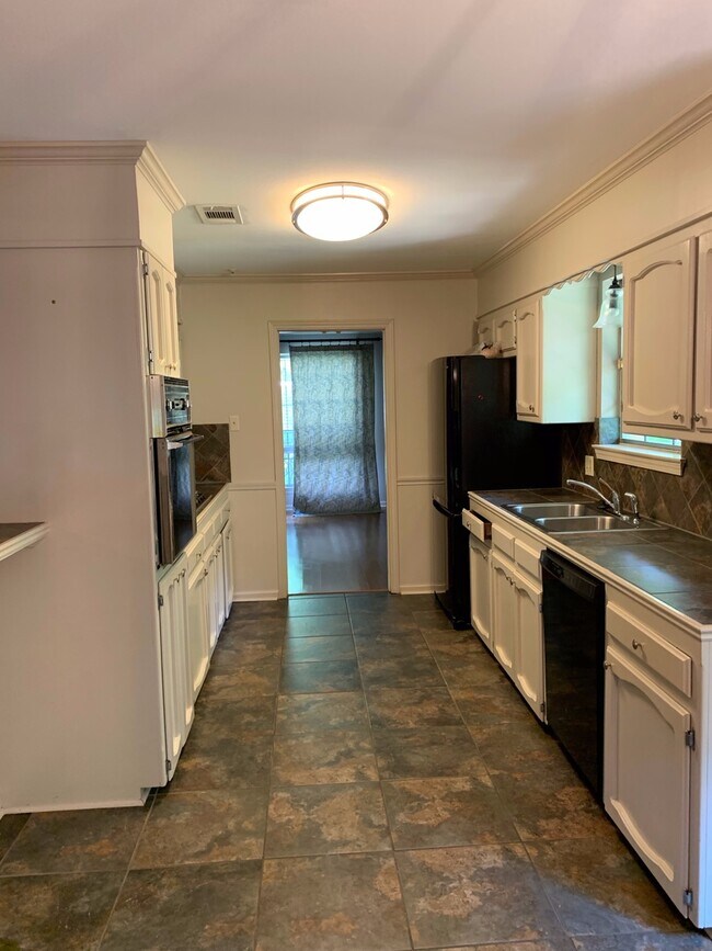 Building Photo - 755 Burgin Ave