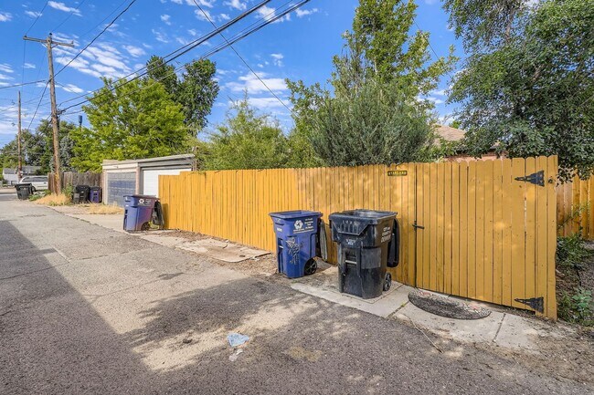 Building Photo - 4 Bed, 2 Bath Duplex in East Colfax – Brig...