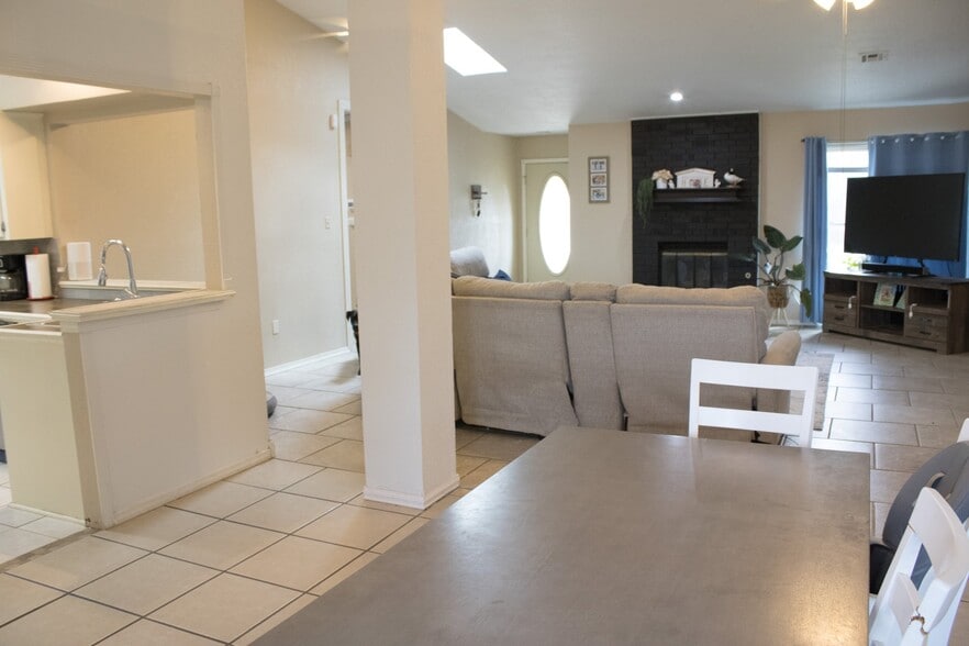 Building Photo - 4715 NE Bell Ave