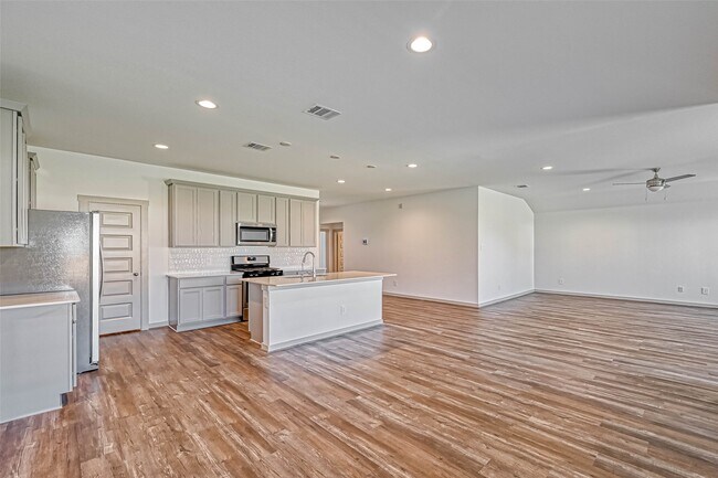 Building Photo - 815 Dahlia Petal Dr