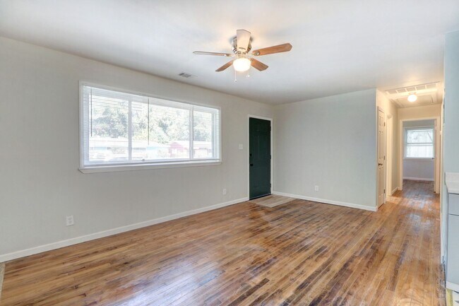 Building Photo - Nice Three Bedroom Single Family - Fenced ...