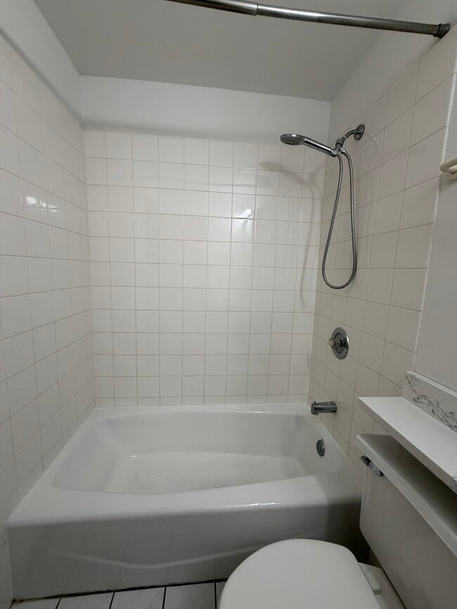 Building Photo - 628 W Patterson Ave