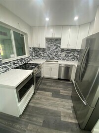 Building Photo - 284 SE 6th Ave