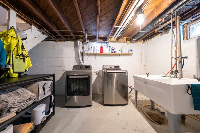 Building Photo - 1606 Grotto St N