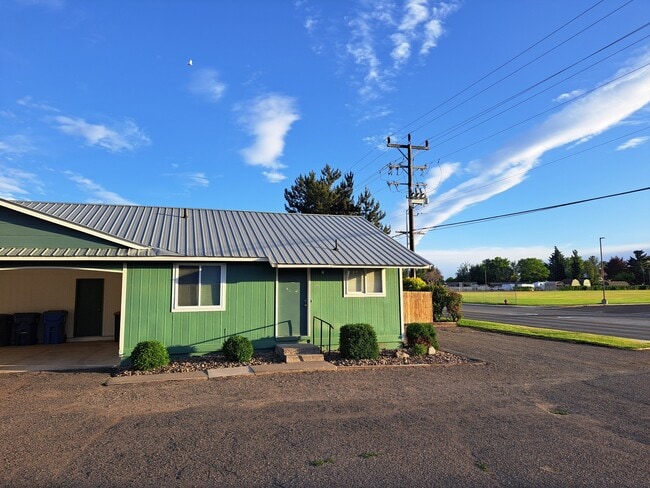 Building Photo - 376 Eastland Dr N
