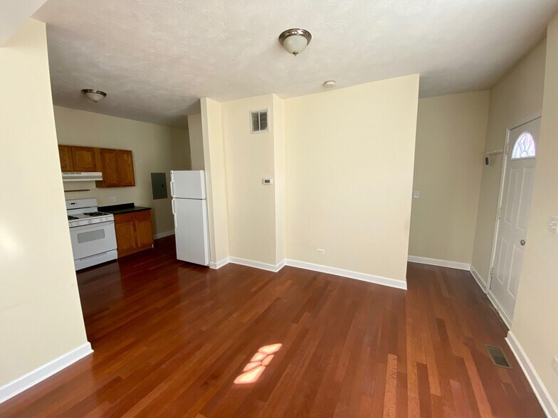 Kitchen / main door - 1152 W 19th Pl