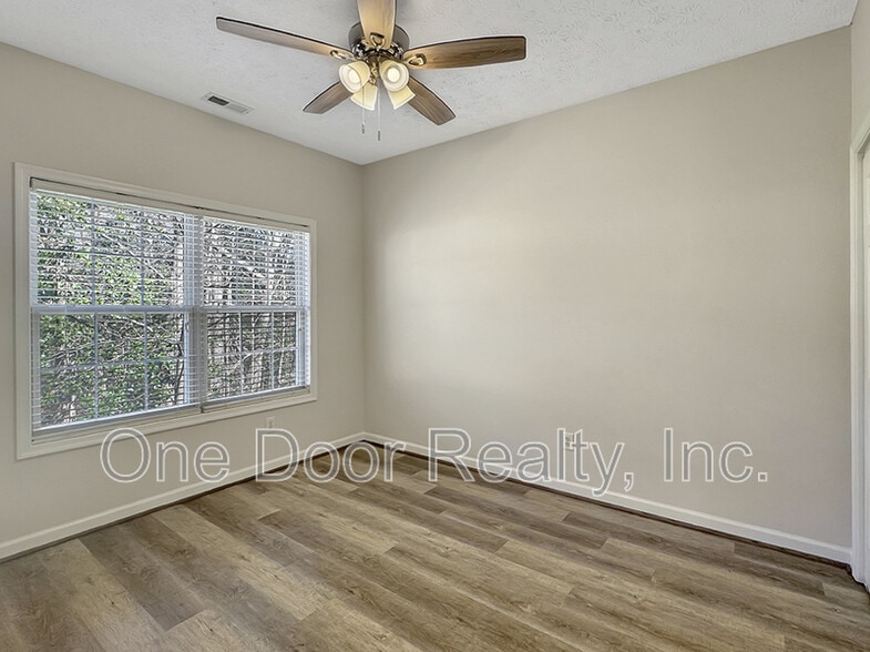 Building Photo - 6268 Chelsea Crescent