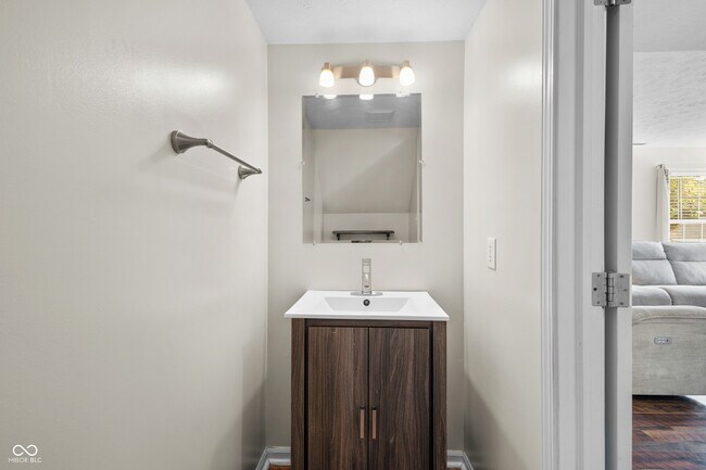 Building Photo - 7913 Meadow Bend Ln