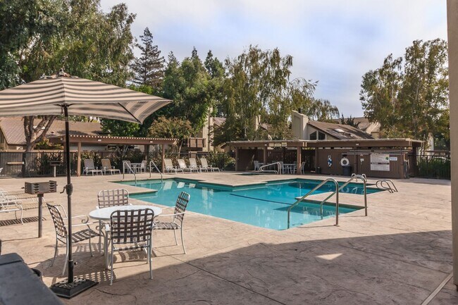 Building Photo - Updated 2-bedroom condo in gated community!