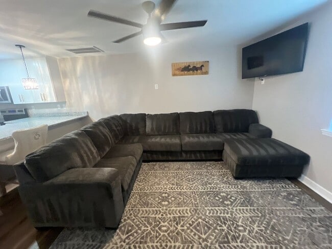 Building Photo - Beautiful 1 Bed, 1 Bath Located in Historic Germantown w/ Flexible Lease Terms!