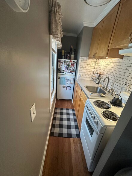kitchen - 310 W Lakeside St
