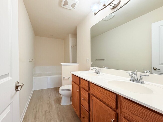 Building Photo - 3 Bedroom Townhome Riverwalk Townes